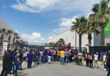 Genera personal de maquiladora caos en aplicación de vacunas en Ciudad Industrial.