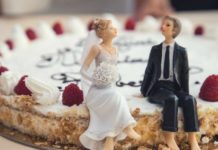 Recién casados obligan a invitados a lavar platos usados en la fiesta