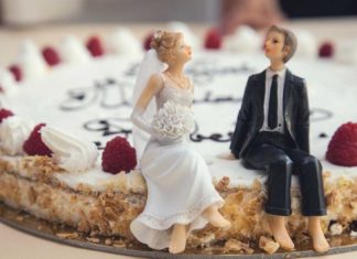 Recién casados obligan a invitados a lavar platos usados en la fiesta