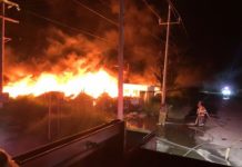 Combaten Bomberos incendio de planta maquiladora