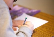 Maestra le pone ‘une’ de calificación a alumna por usar lenguaje inclusivo en examen