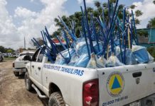 Entregan despensas y kit de limpiezas a afectados por las inundaciones.