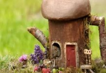 Fotógrafo descubre a familia de ratones en su jardín y les construye casitas de hobbits