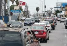 Desquiciado el tráfico por calles inundadas