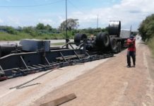 Vuelca plataforma con pesado rollo de acero en carretera
