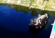 Cae unidad a canal de aguas negras y rescatan doce personas