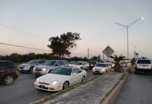 Caos vehicular por topes en entrada a Parque Ciudad Industrial