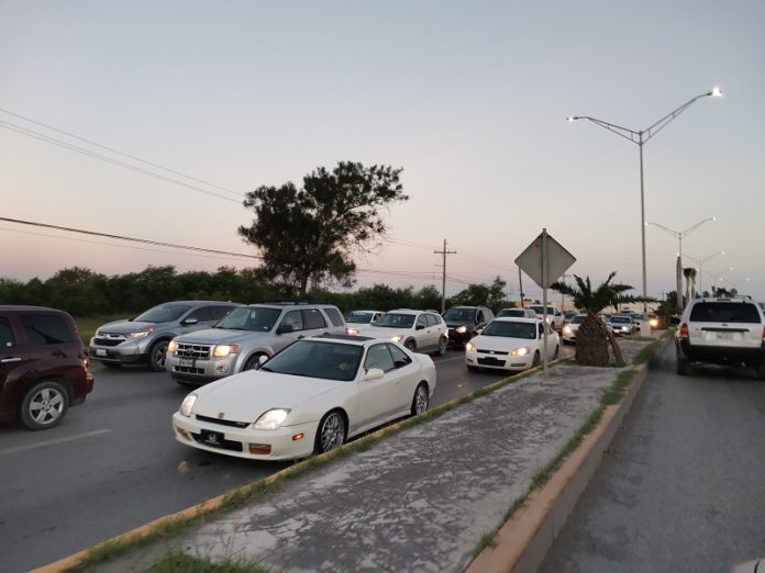 Caos vehicular por topes en entrada a Parque Ciudad Industrial