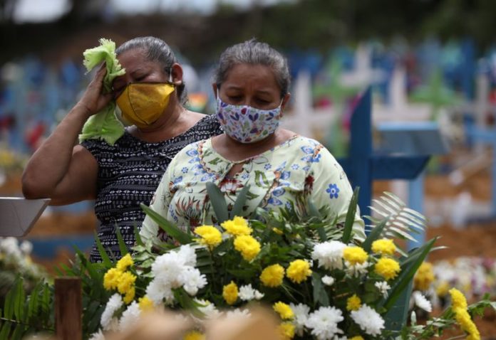 Entierro colectivo debido al coronavirus en el cementerio Parque Tarumã, en Manaos.