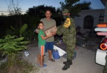 Ejército entrega insumos a damnificados por lluvias
