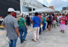 Abuelitos se inconforman por lenta atención en registro de programa 65 y más