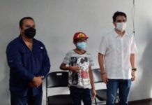 Entrega activista lentes a estudiantes de escasos recursos
