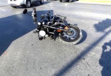 Motociclista es auxiliado tras tener percance vial en concurrida carretera