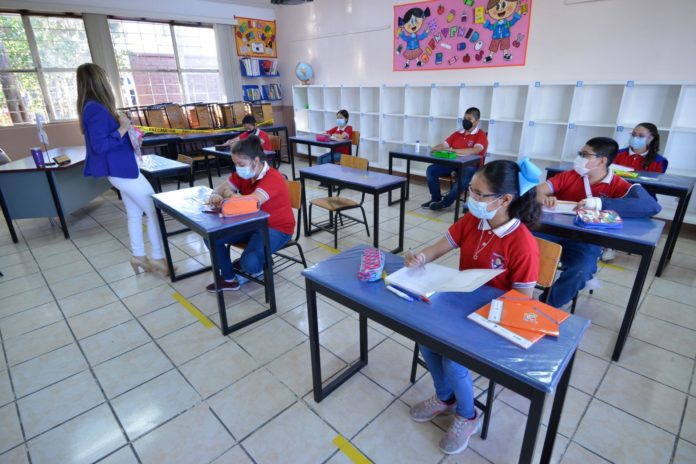 El día de hoy regresaron a clases presencial cerca de 19 mil alumnos de educación primaria en el estado de Coahuila.