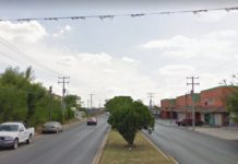 Rateros aprovechan la oscuridad de la noche para robar una unidad