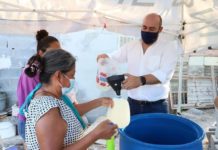 Reparten cloro a familias en colonias