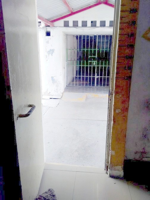 Tras las rejas por agresivo y molestar a una familia