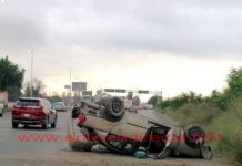 Vuelca unidad en concurrida carretera y la abandonan