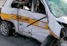 Vuelca unidad sobre concurrida avenida de sector popular