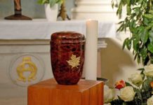 Joven envía cenizas de su padre por paquetería… las robaron de la puerta de casa