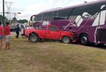 Trailero se pasa en amarillo y embiste camioneta de ancianito