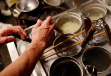 Una pequeña empresa japonesa de transporte crea un biocombustible hecho a base de restos de sopa ‘ramen’ y aceite de cocina usado