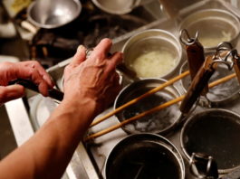Una pequeña empresa japonesa de transporte crea un biocombustible hecho a base de restos de sopa ‘ramen’ y aceite de cocina usado