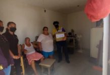 Estudiantes entregan despensas a familias
