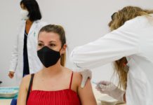 Casi 23 mil jóvenes son vacunados en un solo día en Victoria