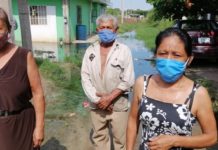 Viven frente alberca de excremento