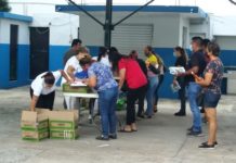 Entregan libros de inglés a los alumnos de la Gaja, van por ellos sus padres