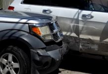 Accidente deja solo daños en concurrida vialidad