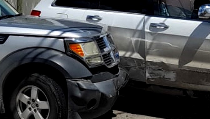 Accidente deja solo daños en concurrida vialidad