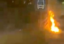 Bomberos acuden a incendio de poste de CFE