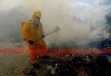 Bomberos acuden a incendio de predio baldío