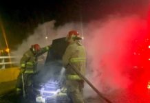 Bomberos acuden a incendio de unidad en concurrido sector popular