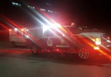 Bomberos sofocan incendio en comercio de alimentos