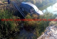 Cae unidad a canalito en colonia popular