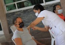 Embarazadas acuden a vacunarse