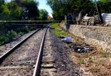 Encuentran a persona muerta a orillas de las vías del tren