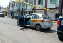 Muere taxista a bordo de su unidad.