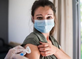 Coronavirus: las vacunas reducen el riesgo de covid de larga duración a la mitad