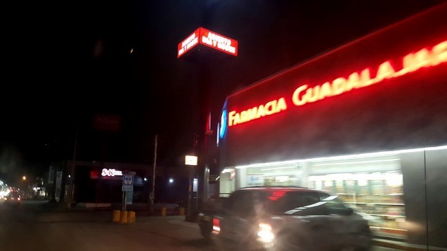 Ratero logra darse a la fuga con dinero tras asaltar un comercio