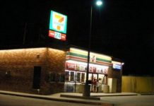 Rateros asaltan tienda comercial y huyen con el dinero