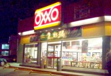 Solitario ratero amaga a empleados de tienda de conveniencia para robarla