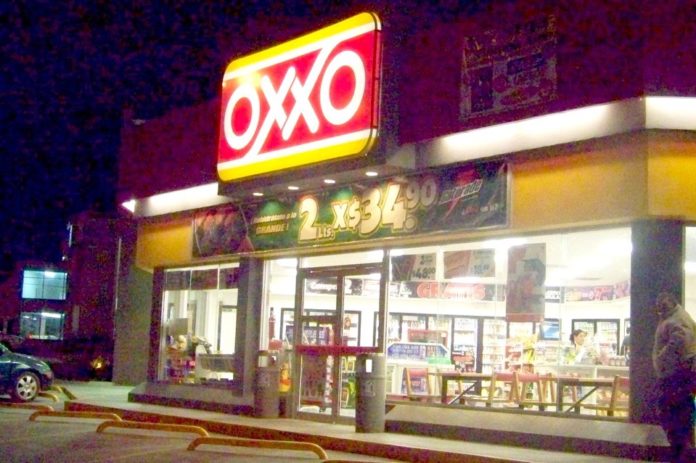 Solitario ratero amaga a empleados de tienda de conveniencia para robarla