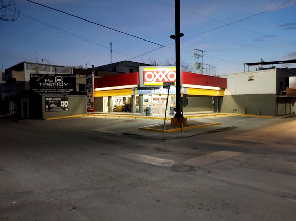 Solitario ratero ocasiona daños en tienda de conveniencia para robar