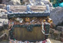 Arqueólogo aficionado halla tesoro previkingo de objetos de oro