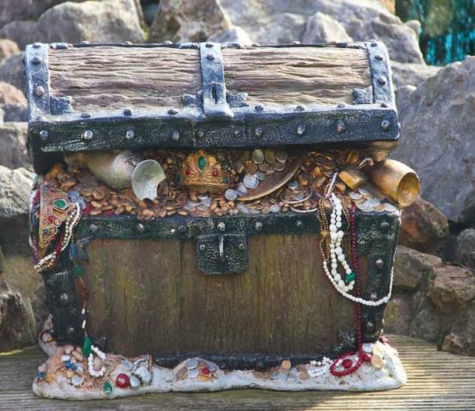 Arqueólogo aficionado halla tesoro previkingo de objetos de oro