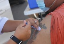 Obreros reciben refuerzo de vacuna